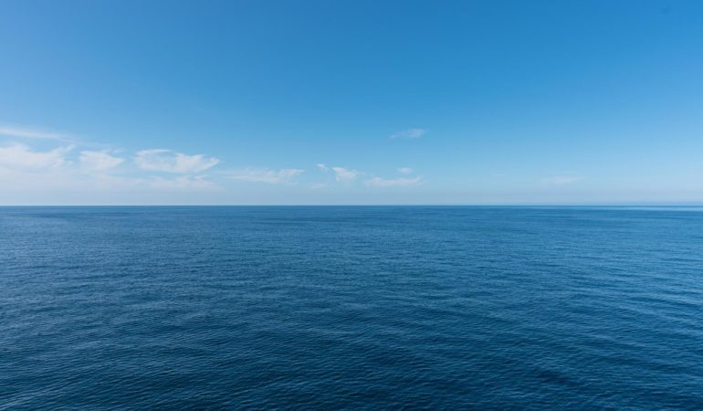Plongez dans le luxe absolu en naviguant sur les plus beaux océans du monde